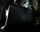 A sötétített képen az 8BitDo Pro 3 Tomb Raider kiadás töltőállványa látható.