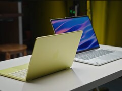 Az Apple MacBook Neo súlya 2,7 font (1,23 kg), míg a Lenovo IdeaPad Slim 5x súlya 3,3 font (1,48 kg).