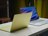 Az Apple MacBook Neo súlya 2,7 font (1,23 kg), míg a Lenovo IdeaPad Slim 5x súlya 3,3 font (1,48 kg).
