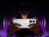 A Legion Y70 2026 május 19-én jelenik meg Kínában. A képen: egy promóciós kép, amelyen a telefon fehér színváltozata látható.