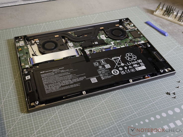 Két ventilátor és hőcsövek az Acer Swift 16 belsejében