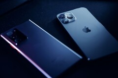 Az eladott okostelefonok csaknem fele az Apple-től vagy a Samsungtól származik.