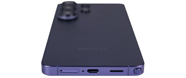 Alul: SIM, mikrofon, USB, hangszóró