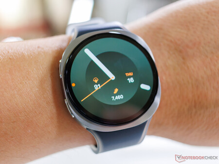 A Samsung Galaxy Watch 9 44 mm a kezemben