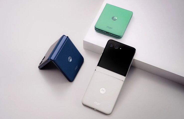 A Motorola Razr 60 Pantone Gibraltar Sea, Pantone Spring Bud és Pantone Lightest Sky színváltozatokban kapható (Kép forrása: Motorola)