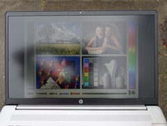 Kültéren, fényes borult időjárás mellett