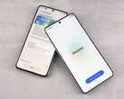 Két Samsung Galaxy okostelefon, amelyeken egy szoftverfrissítési képernyő látható