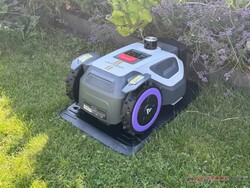 Az Anthbot M9 Pro a töltőállomásán.