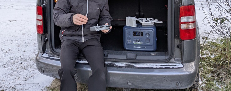 A drón akkumulátorainak töltése útközben