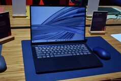 Lenovo IdeaPad Vibe 14 Moody Blue színben.