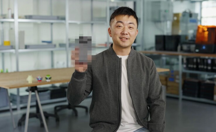 Carl Pei, a Nothing főnöke mutatja a pixeles Nothing Phone-t (3) (Kép forrása: Google)