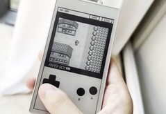 A Paper Boy S3 egy E Ink érintőképernyőn emulálja a Game Boy-játékokat.