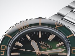 Közeli kép a Seiko 5 Sports SKX HDB005 modellről, kiemelve annak sötétzöld számlapját