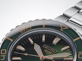 Közeli kép a Seiko 5 Sports SKX HDB005 modellről, kiemelve annak sötétzöld számlapját