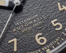 A Timex Expedition Field Post Titanium texturált fekete számlapjának közelképe arab számokkal, világító mutatókkal és jelölésekkel, valamint dátumablakkal.