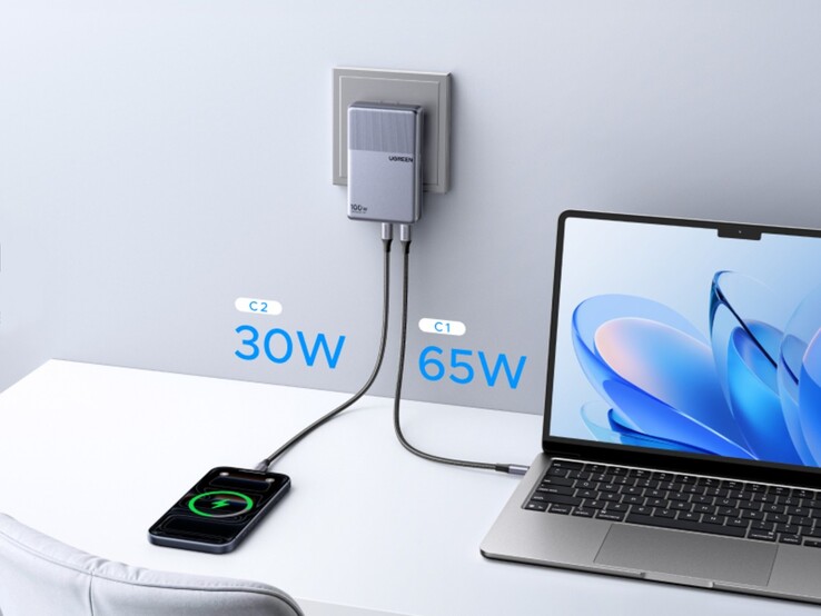 A vékony Ugreen Nexode Air 100 W-os töltővel két eszköz tölthető egyszerre.