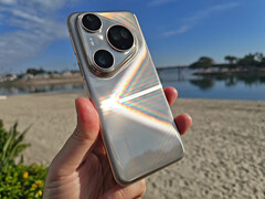 A Pura 80 Ultra magasfényű felületével nagyon érzékeny az ujjlenyomatokra. Még jó, hogy a Huawei egy védő tokot is mellékel hozzá. (Kép forrása: Notebookcheck)