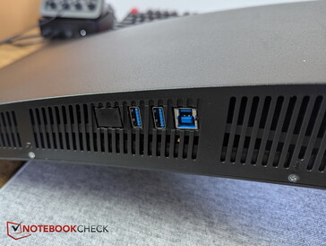 Bemenetek: 2 db USB-A, 1 db USB-B (upstream) a KVM-funkcióhoz