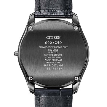 A Citizen Eco-Drive One AQ5025-04N hátulnézete, amelyen a szálcsiszolt fekete tok hátlapja, a limitált kiadás sorszámozása és a gravírozott műszaki adatok láthatók.