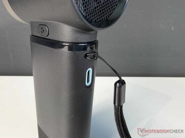 USB-C-port és csuklópánt a hátoldalon