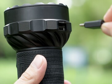 Az Olight Marauder 3 kétirányú USB-C-vel telefonok és egyéb elektronikus eszközök visszafelé történő töltésére is használható.