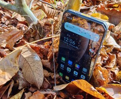 Az Oukitel WP60 7,2 hüvelykes képernyőjével nagyobb, mint szinte bármely más telefon, mégis nagyon hosszú akkumulátor-üzemidővel rendelkezik.