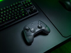 A Razer Wolverine V3 Pro 8K PC vezeték nélküli vezérlő asztalon (Kép forrása: Razer PR)