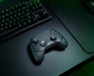 A Razer Wolverine V3 Pro 8K PC vezeték nélküli vezérlő asztalon (Kép forrása: Razer PR)