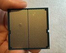 Egy felhasználó képeket osztott meg a Ryzen 9 9950X3D processzorán lévő dudorról, amelyet egy ASRock alaplappal párosítottak. (Kép forrása: I_fliu a Reddit-en)