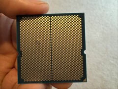 Egy felhasználó képeket osztott meg a Ryzen 9 9950X3D processzorán lévő dudorról, amelyet egy ASRock alaplappal párosítottak. (Kép forrása: I_fliu a Reddit-en)