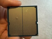 Egy felhasználó képeket osztott meg a Ryzen 9 9950X3D processzorán lévő dudorról, amelyet egy ASRock alaplappal párosítottak. (Kép forrása: I_fliu a Reddit-en)