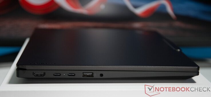 Csatlakozók: HDMI 2.1, akár 4K/60 Hz, 2x USB-C (USB4 40 Gbps), USB PD 15–65 W és DisplayPort 1.4a támogatással, 1x USB-A (USB 10 Gbps), Always On, 1x fejhallgató/mikrofon kombinált csatlakozó (3,5 mm)
