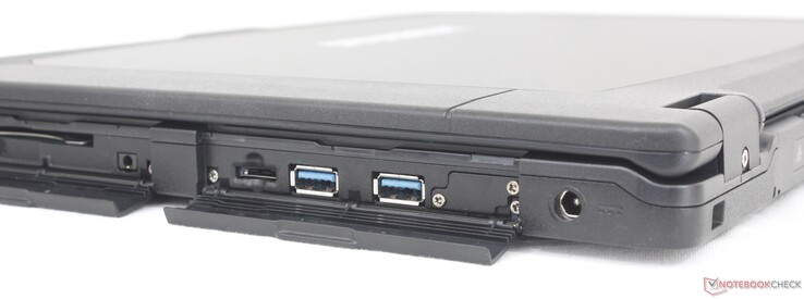 Rendben: 2 db USB-A 3.2 Gen. 2, AC adapter, Smart Card olvasó, 3,5 mm-es fejhallgató, MicroSD-olvasó, 2x USB-A 3.2 Gen. 2