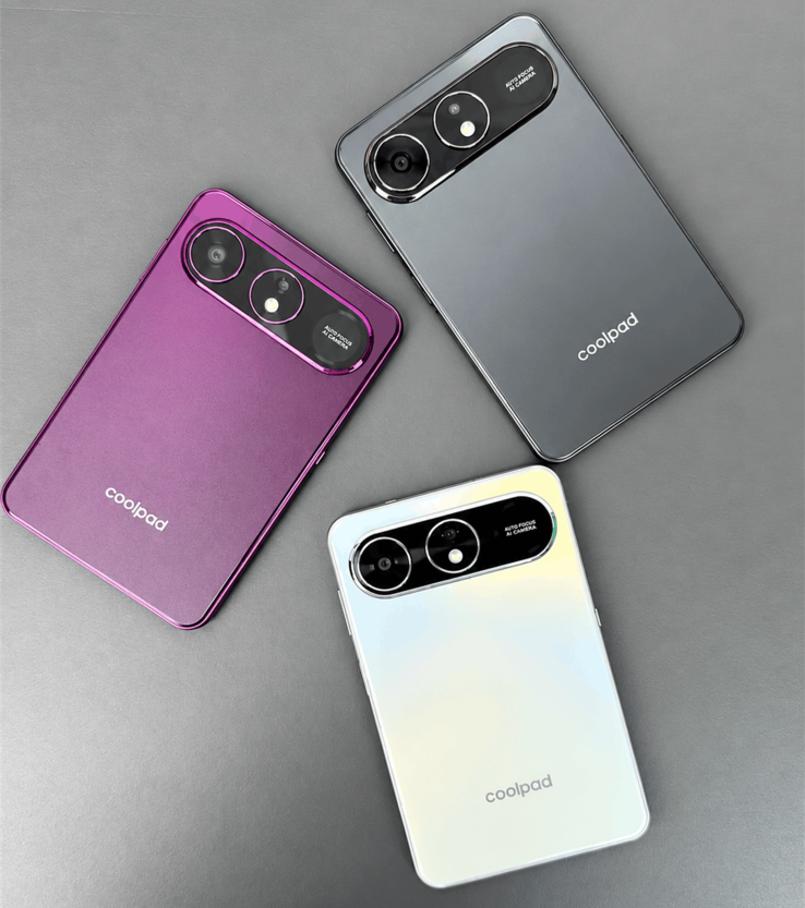 Három Coolpad Cool X Wide telefon hátulnézetből, lila, szürke és fehér kivitelben
