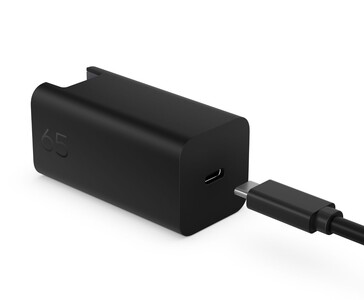 HP 65W-os GaN fali töltő USB-C porttal, USB-C kábelhez csatlakoztatva (Kép forrása: HP)