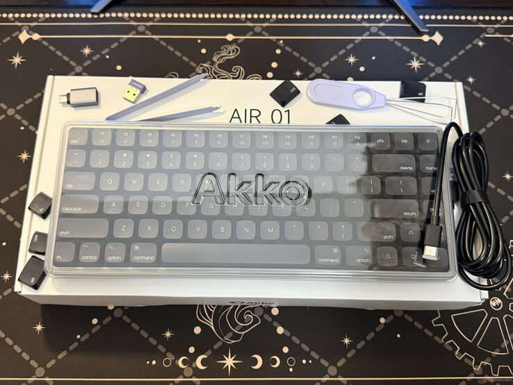 Az Akko Air 01 dobozában található összes tartozék