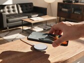 A Moto Snap vezeték nélküli töltő 25 W-os teljesítményt biztosít a Qi 2.2 szabványú készülékek számára, míg a Motorola telefonok számára 30 W-os teljesítményt nyújt a vállalat saját fejlesztésű protokolljának használatával.