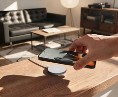 A Moto Snap vezeték nélküli töltő 25 W-os teljesítményt biztosít a Qi 2.2 szabványú készülékek számára, míg a Motorola telefonok számára 30 W-os teljesítményt nyújt a vállalat saját fejlesztésű protokolljának használatával.
