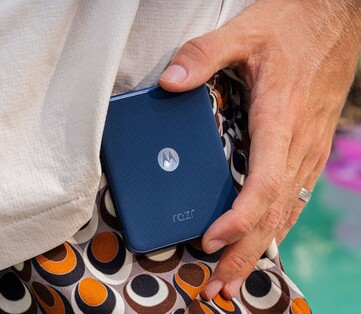 A Motorola Razr Pantone Gibraltar Sea színben. (Kép forrása: Motorola)