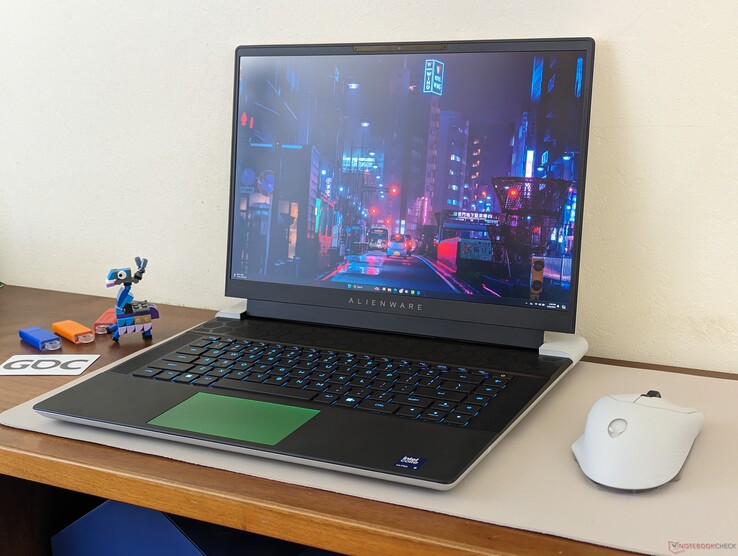 Alienware x16 R2 P120F