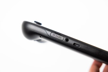 A Retroid Pocket 6 rendelkezik TF-kártya foglalattal további tárhely hozzáadásához. (Kép forrása: Retroid)