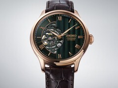 A Seiko Presage HCB007 zöld számlapjának közelképe, amelyen látható a texturált geometrikus mintázat, a római számokból álló jelölések és a látható mechanikus szerkezet.