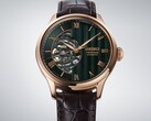 A Seiko Presage HCB007 zöld számlapjának közelképe, amelyen látható a texturált geometrikus mintázat, a római számokból álló jelölések és a látható mechanikus szerkezet.