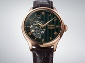 A Seiko Presage HCB007 zöld számlapjának közelképe, amelyen látható a texturált geometrikus mintázat, a római számokból álló jelölések és a látható mechanikus szerkezet.