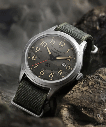 A Timex TW2Y89500 modell zöld kamuflázs mintázatú számlappal rendelkezik