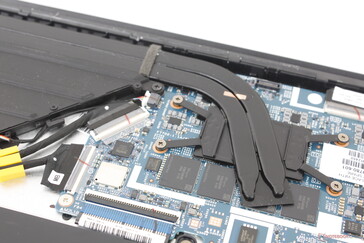 A forrasztott LPDDR5x RAM-modulok szorosan a processzorhoz illeszkednek