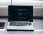 Napfényben nyissa meg a laptopot és az okostelefont egymás mellett az asztalon