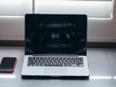 Napfényben nyissa meg a laptopot és az okostelefont egymás mellett az asztalon