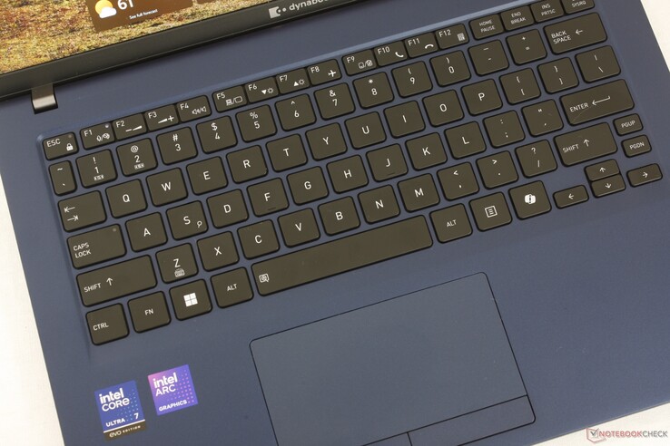 A billentyűk visszajelzése majdnem olyan éles, mint egy HP EliteBooké, míg a clickpad (~11 x 5,8 cm) integrált egérgombokat tartalmaz
