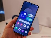 A képen egy tesztelő kezében látható a Galaxy S25 FE 